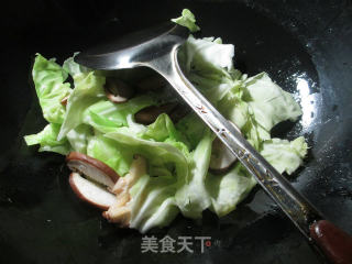 香菇包心菜煮面结的做法步骤：2