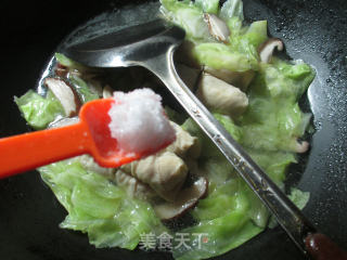 香菇包心菜煮面结的做法步骤：4