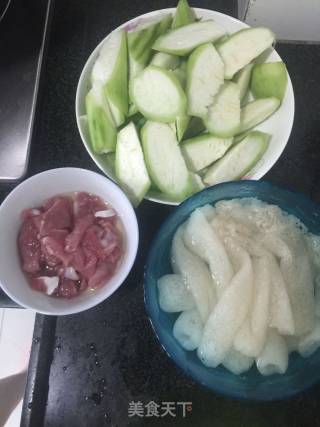 竹笙胜瓜汤的做法步骤：1