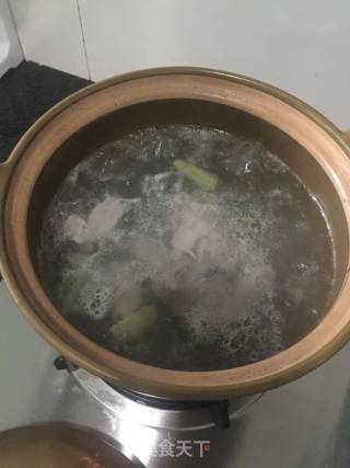 竹笙胜瓜汤的做法步骤：2