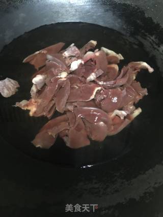 灯芯草麦冬猪心汤的做法步骤：2