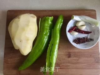 青椒土豆片的做法步骤：2