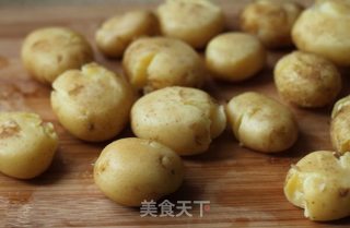 香甜可口--孜然烤小土豆的做法步骤：2