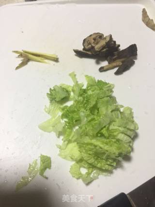 香菇滑鸡粥的做法步骤：2