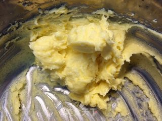不给糖就捣蛋——和孩子一起做万圣节饼干的做法步骤：1