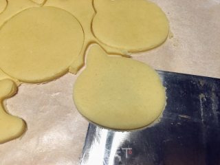 不给糖就捣蛋——和孩子一起做万圣节饼干的做法步骤：9