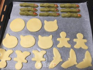 不给糖就捣蛋——和孩子一起做万圣节饼干的做法步骤：10