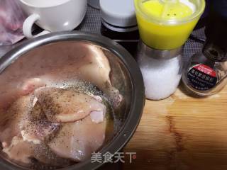 蜂蜜黑椒考鸡胸的做法步骤：2