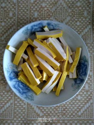 【黄豆腐炒肉片】你吃过黄色的豆腐吗？的做法步骤：2