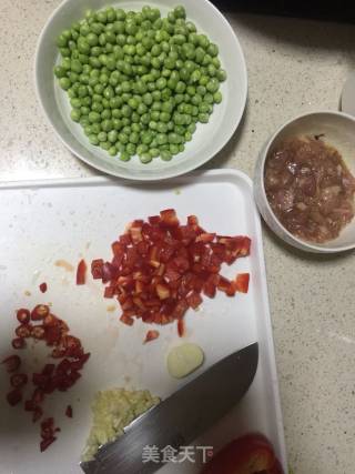 小米辣肉丁炒豌豆的做法步骤：1