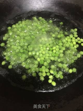 小米辣肉丁炒豌豆的做法步骤：2