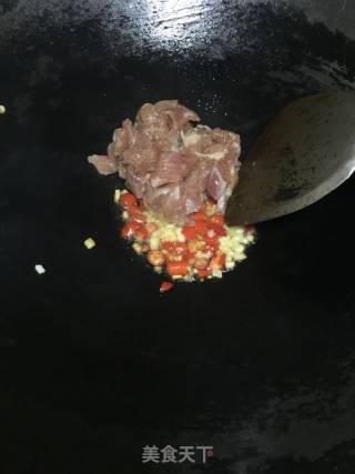 小米辣肉丁炒豌豆的做法步骤：3