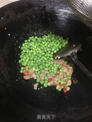 小米辣肉丁炒豌豆的做法步骤：4