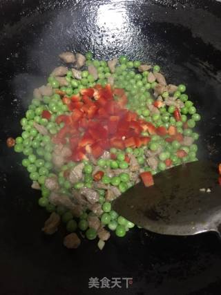 小米辣肉丁炒豌豆的做法步骤：5