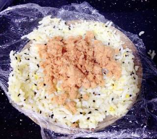 肉松饭团的做法步骤：2
