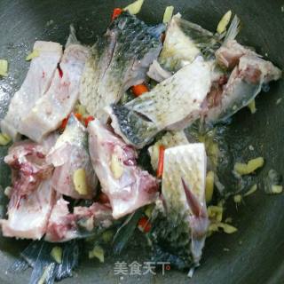 鲜鲫鱼汤的做法步骤：3