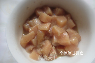 香辣鸡丁的做法步骤：1