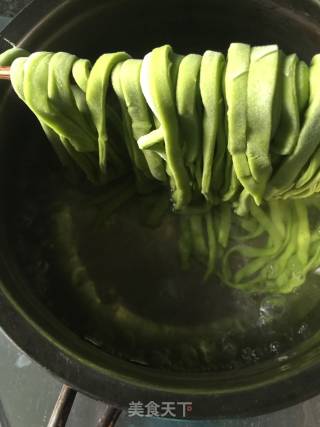 葱油拌菠菜面的做法步骤：2