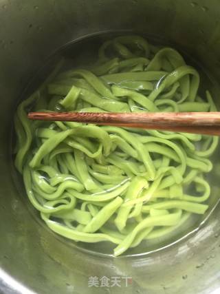 葱油拌菠菜面的做法步骤：3