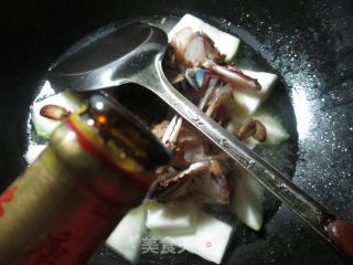 螃蟹煮蒲瓜的做法步骤：5