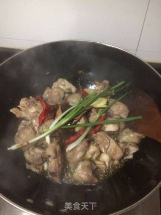 鸡腿版小鸡炖蘑菇的做法步骤：3
