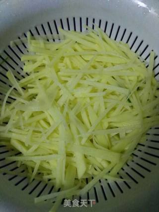 青蒜土豆丝——快手下饭菜的做法步骤：1