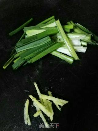 青蒜土豆丝——快手下饭菜的做法步骤：2