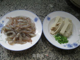 千张炒江白虾的做法步骤：1