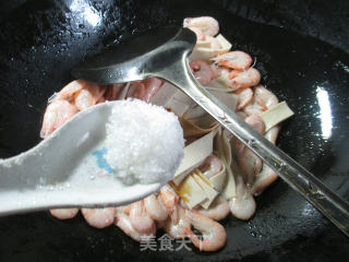 千张炒江白虾的做法步骤：7