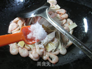 千张炒江白虾的做法步骤：8
