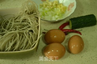 蛋饼烩粉条的做法步骤：1