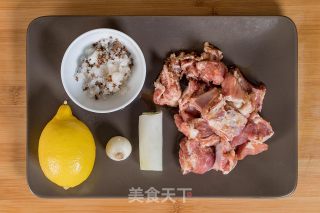 柠檬桂花排骨的做法步骤：1