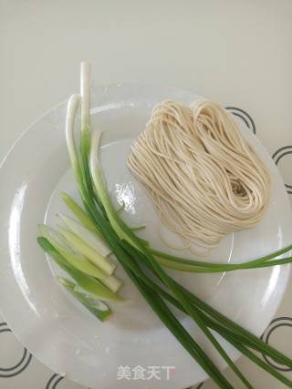 葱油拌面的做法步骤：1
