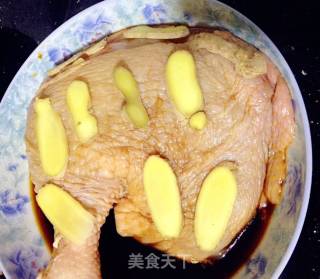 电饭锅里烤鸡腿的做法步骤：1