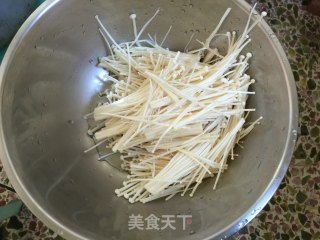 金针菇牛肉的做法步骤：1