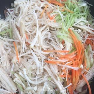 金针菇炒萝卜丝的做法步骤：5