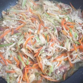 金针菇炒萝卜丝的做法步骤：7