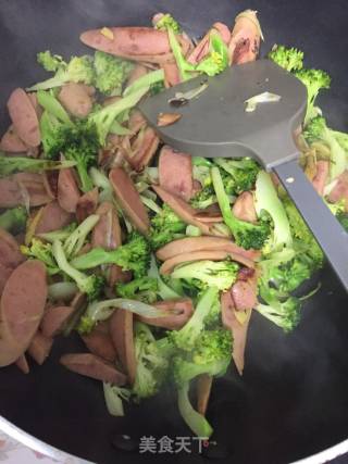 西兰花炒火腿肠的做法步骤：3