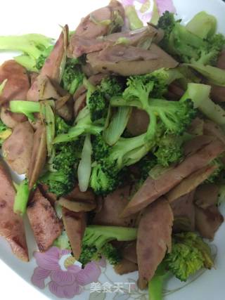 西兰花炒火腿肠的做法步骤：4