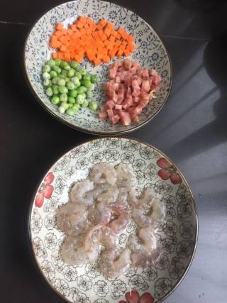 特色虾仁蛋炒饭的做法步骤：2