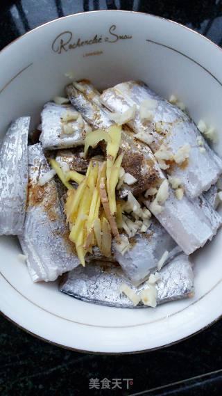 香炸小带鱼的做法步骤：1