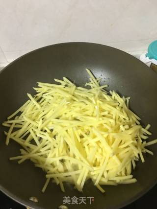 家常土豆丝的做法步骤：3