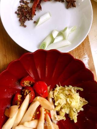 平菇烧鸡腿的做法步骤：2