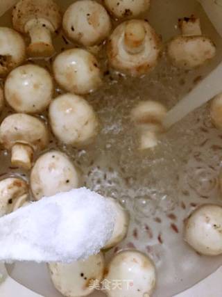 平菇烧鸡腿的做法步骤：11