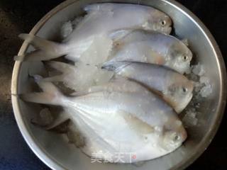 清蒸白鲳的做法步骤：1