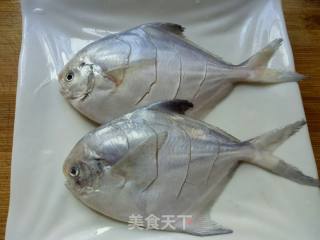 清蒸白鲳的做法步骤：2