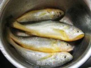 清蒸黄鱼的做法步骤：1