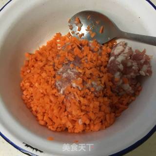 胡萝卜猪肉蒸饺的做法步骤：2