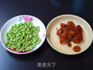香肠炒毛豆的做法步骤：1