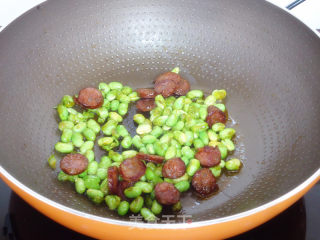 香肠炒毛豆的做法步骤：4